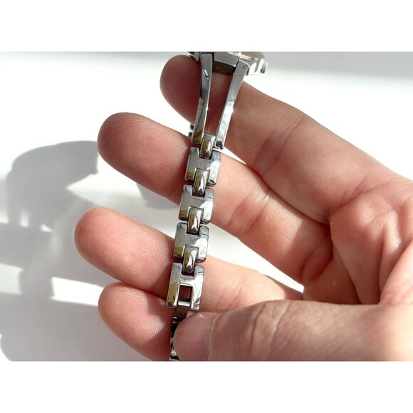 Guess Dual Toned Dual Silver Toned Ladies Vintage Wristwatch - 21mm - WORKS! - Picture 7 of 9